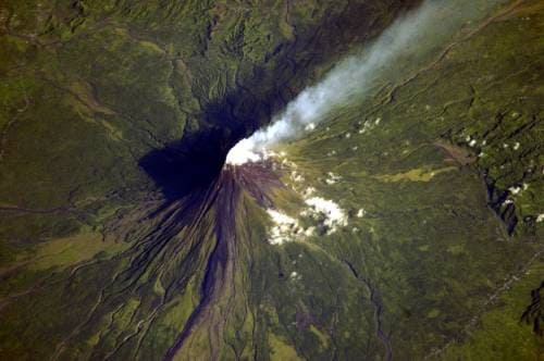 Вид сверху на извергающийся вулкан