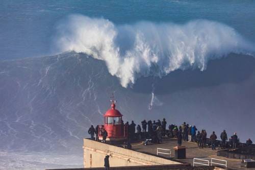 Волна вблизи города Назаре в Португалии