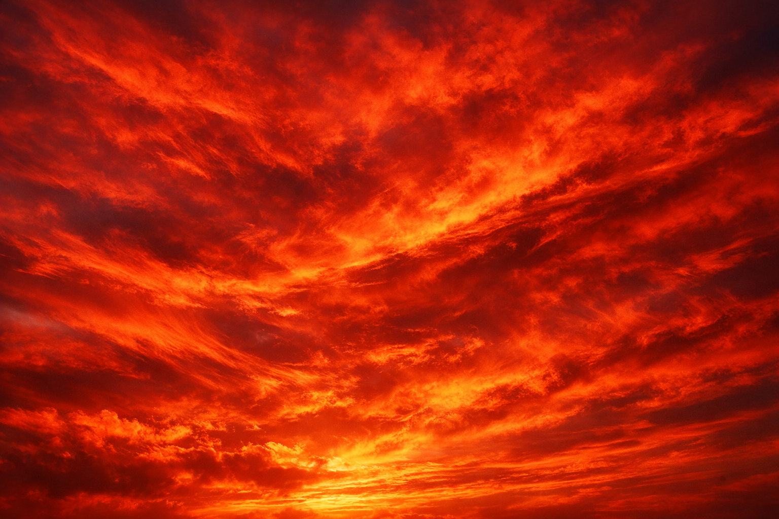 Заря в ярко-красном цвете