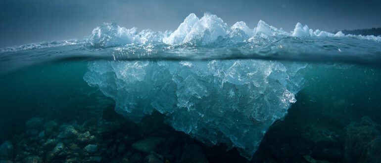 Лед всплывает, рыбы живут: как плотность воды переворачивает логику холода